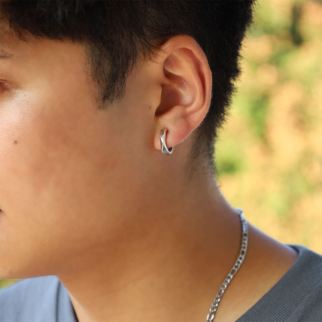 シルバーイヤリング着用画像｜メンズアクセサリーブランドLION HEART（ライオンハート）のメンズスタッフコーディネート。