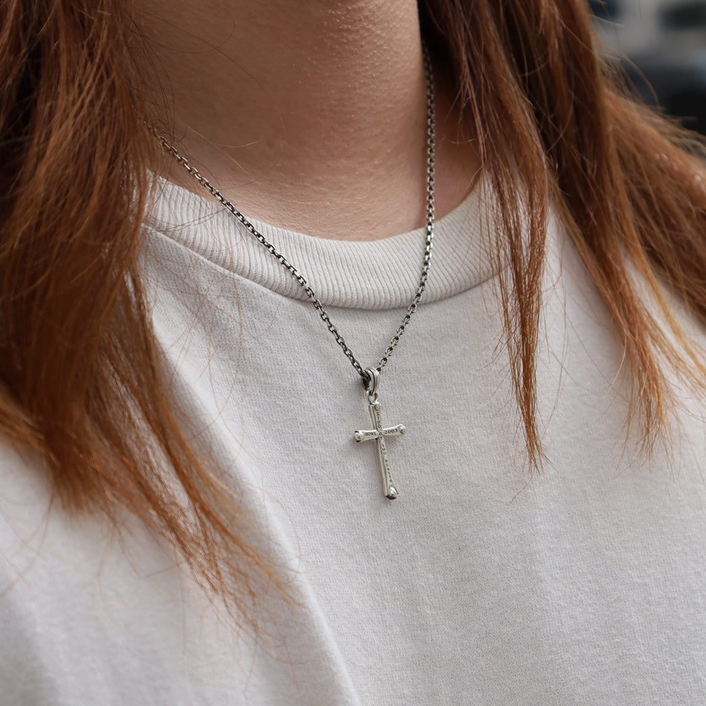 シルバーネックレス着用画像｜メンズアクセサリーブランドLION HEART（ライオンハート）のメンズスタッフコーディネート。