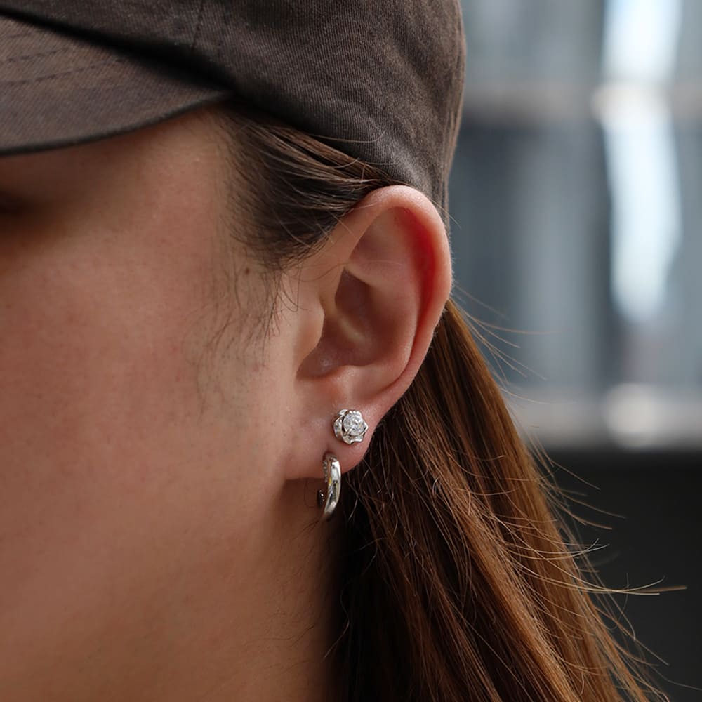 シルバーピアス着用画像｜メンズアクセサリーブランドLION HEART（ライオンハート）のメンズスタッフコーディネート。