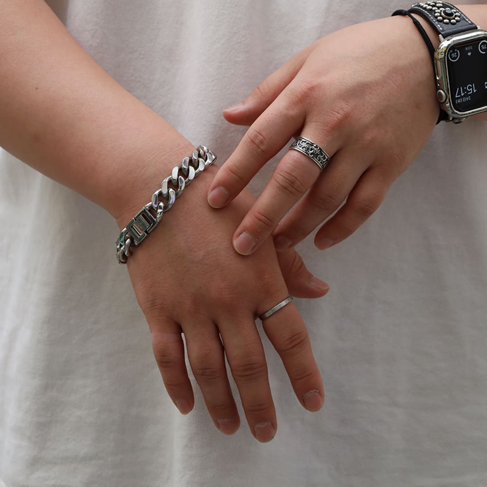 シルバーブレスレット、シルバーリング着用画像｜メンズアクセサリーブランドLION HEART（ライオンハート）のメンズスタッフコーディネート。