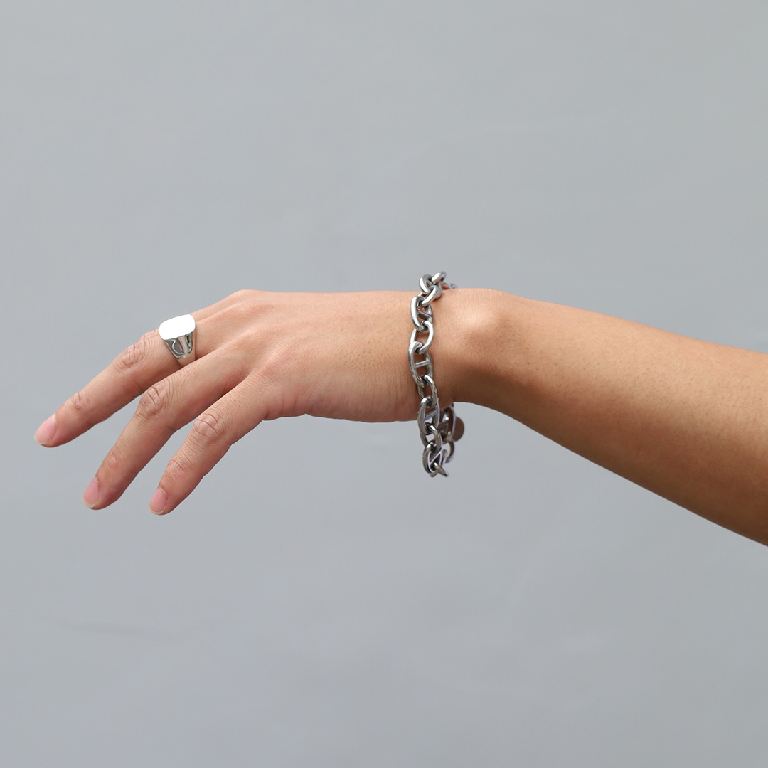 シルバーブレスレット、シルバーリング着用画像｜メンズアクセサリーブランドLION HEART（ライオンハート）のメンズスタッフコーディネート。