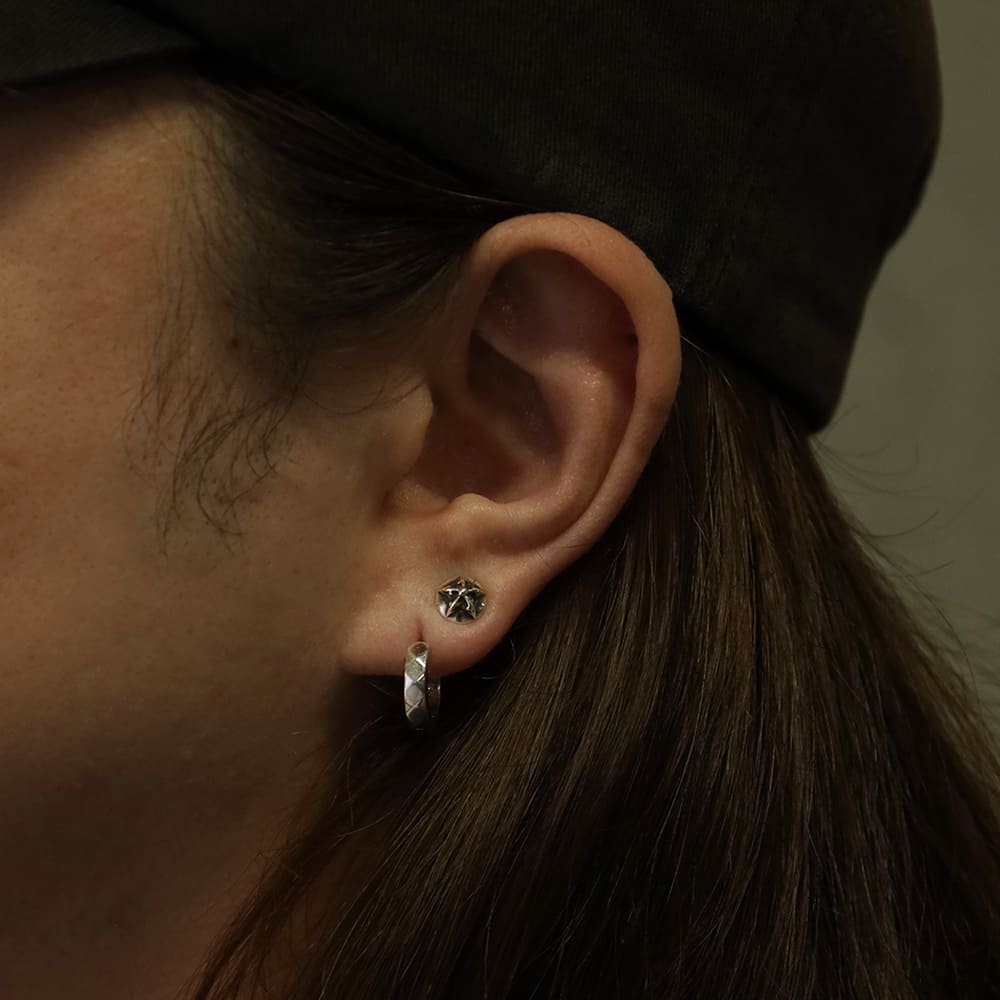 シルバーピアス着用画像｜メンズアクセサリーブランドLION HEART（ライオンハート）のメンズスタッフコーディネート。