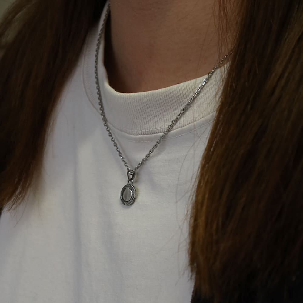 シルバーネックレス着用画像｜メンズアクセサリーブランドLION HEART（ライオンハート）のメンズスタッフコーディネート。