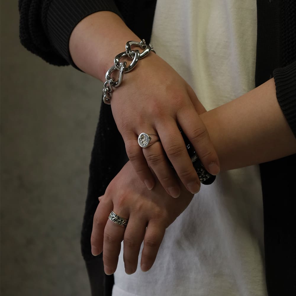 シルバーブレスレット、シルバーリング着用画像｜メンズアクセサリーブランドLION HEART（ライオンハート）のメンズスタッフコーディネート。