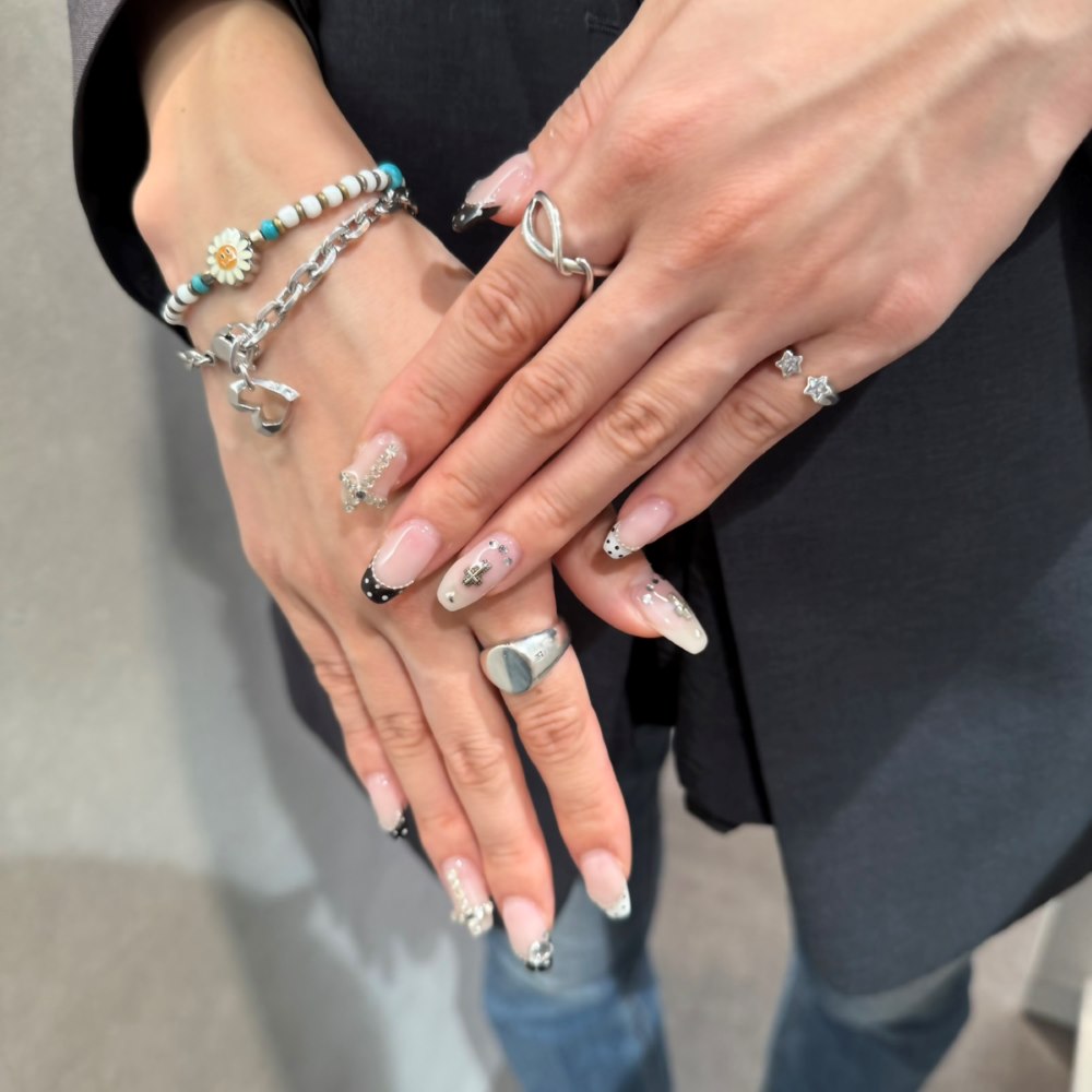 シルバーブレスレット、」シルバーリング着用画像｜メンズアクセサリーブランドLION HEART（ライオンハート）のレディーススタッフコーディネート。