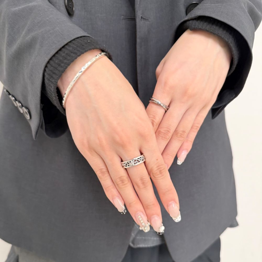 シルバーバングル、シルバーリング着用画像｜メンズアクセサリーブランドLION HEART（ライオンハート）のレディーススタッフコーディネート。