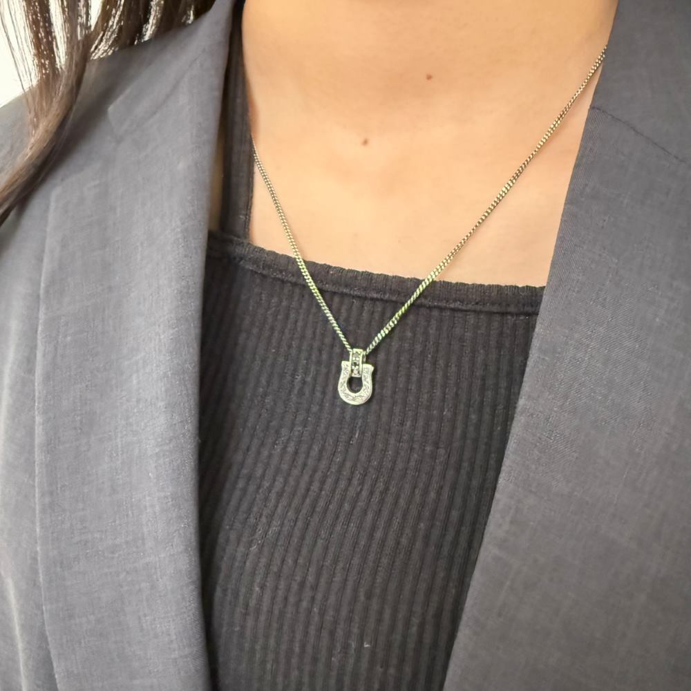 シルバーネックレス着用画像｜メンズアクセサリーブランドLION HEART（ライオンハート）のレディーススタッフコーディネート。