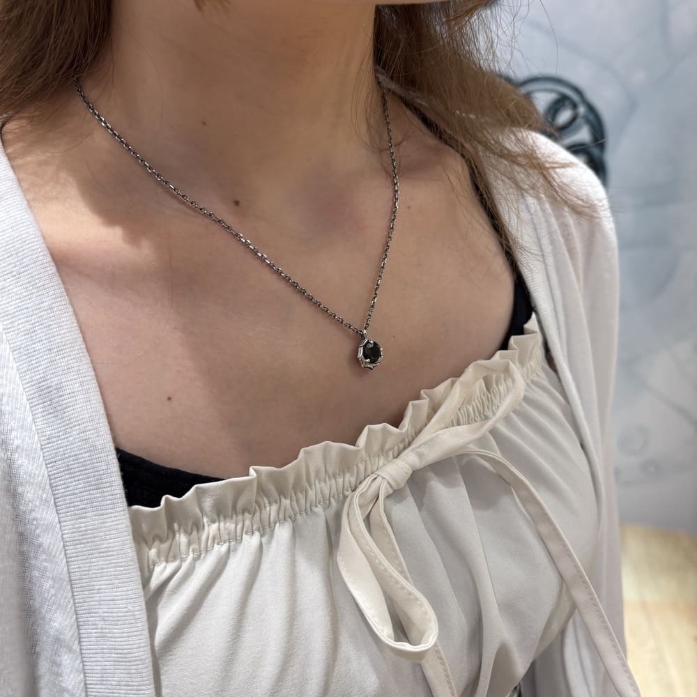 シルバーネックレス着用画像｜メンズアクセサリーブランドLION HEART（ライオンハート）のレディーススタッフコーディネート。