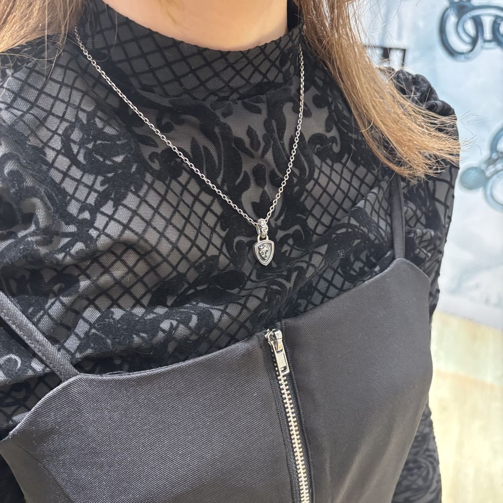 シルバーネックレス着用画像｜メンズアクセサリーブランドLION HEART（ライオンハート）のレディーススタッフコーディネート。