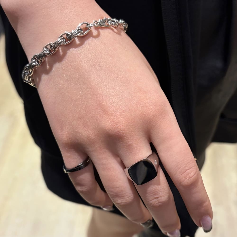 シルバーブレスレット、」シルバーリング着用画像｜メンズアクセサリーブランドLION HEART（ライオンハート）のレディーススタッフコーディネート。