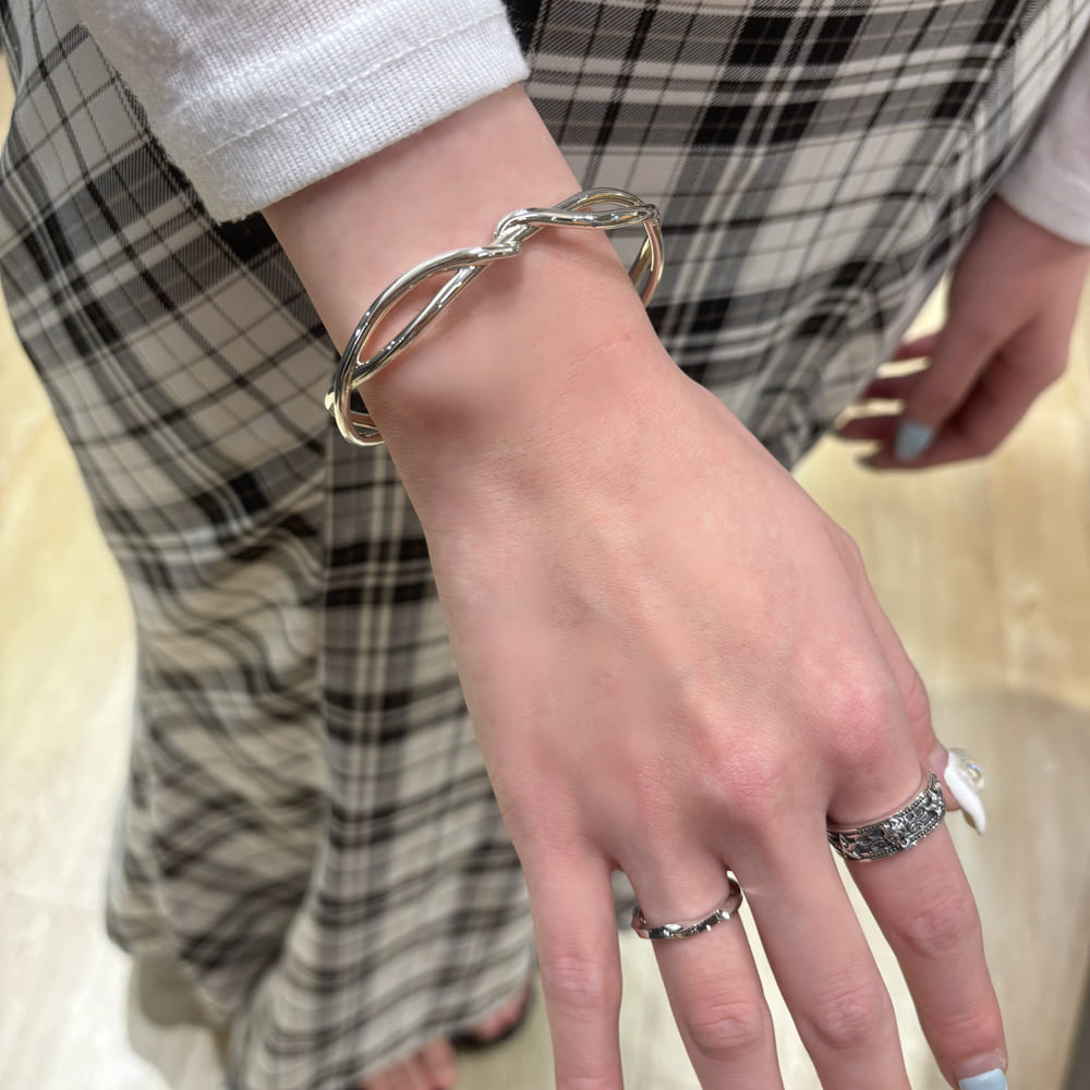 シルバーバングル、シルバーリング着用画像｜メンズアクセサリーブランドLION HEART（ライオンハート）のレディーススタッフコーディネート。
