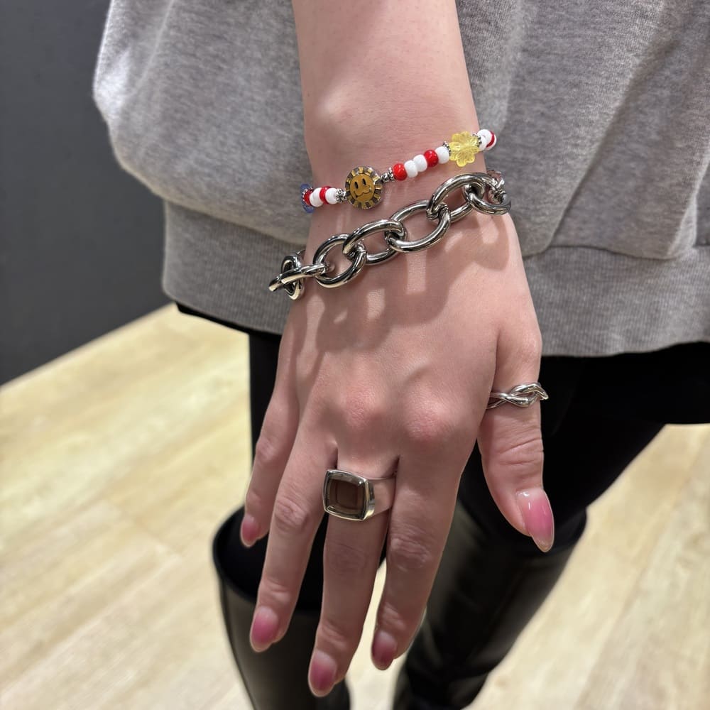 ビーズブレスレット、シルバーブレスレット、シルバーリング着用画像|メンズアクセサリーブランドLION HEART(ライオンハート)のレディーススタッフコーディネート。
