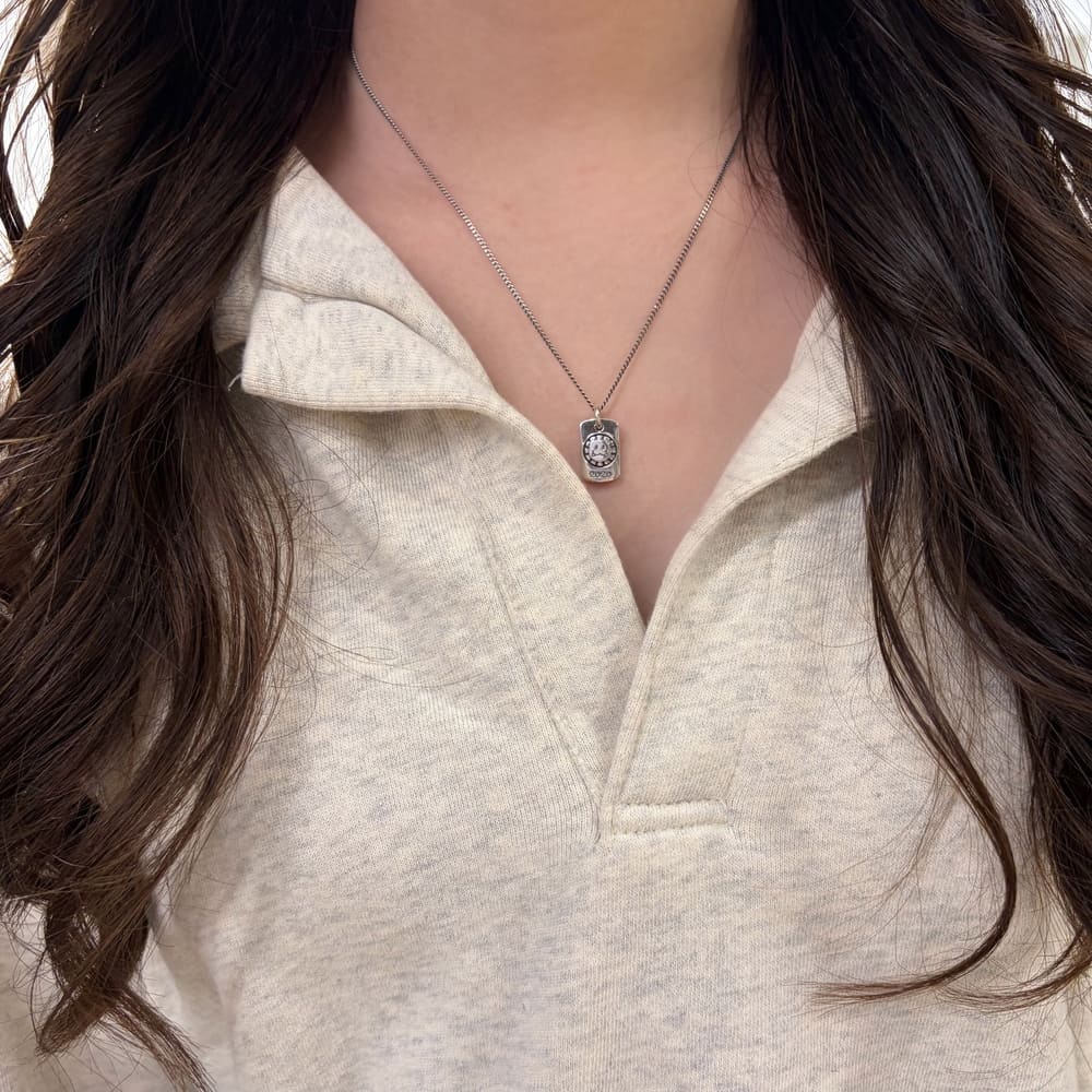 シルバーネックレス着用画像｜メンズアクセサリーブランドLION HEART（ライオンハート）のレディーススタッフコーディネート。