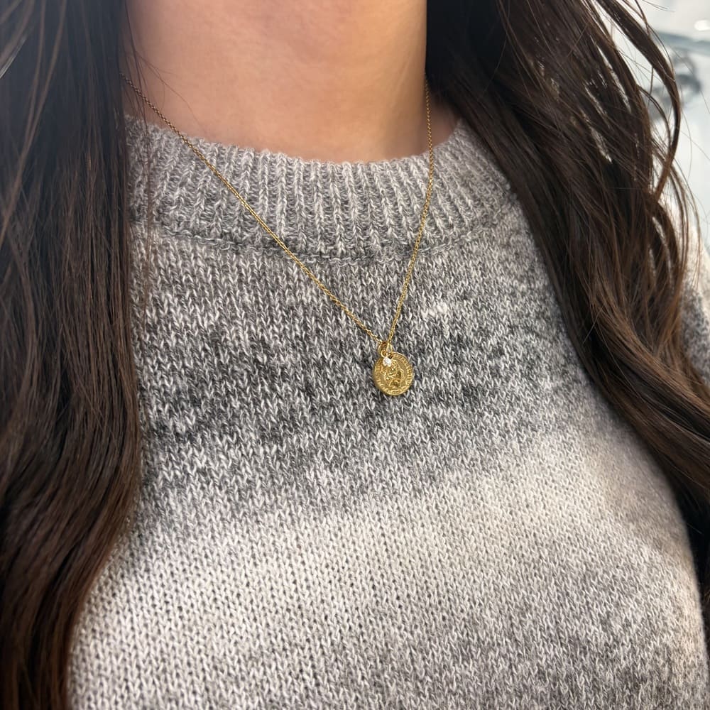 シルバーネックレス着用画像｜メンズアクセサリーブランドLION HEART（ライオンハート）のレディーススタッフコーディネート。