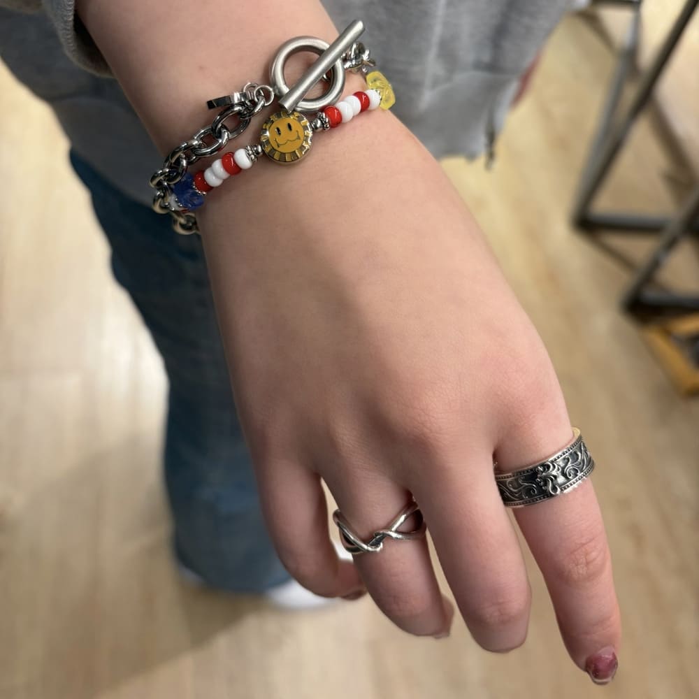 シルバーブレスレット、ビーズブレスレット、シルバーリング着用画像｜メンズアクセサリーブランドLION HEART（ライオンハート）のレディーススタッフコーディネート。