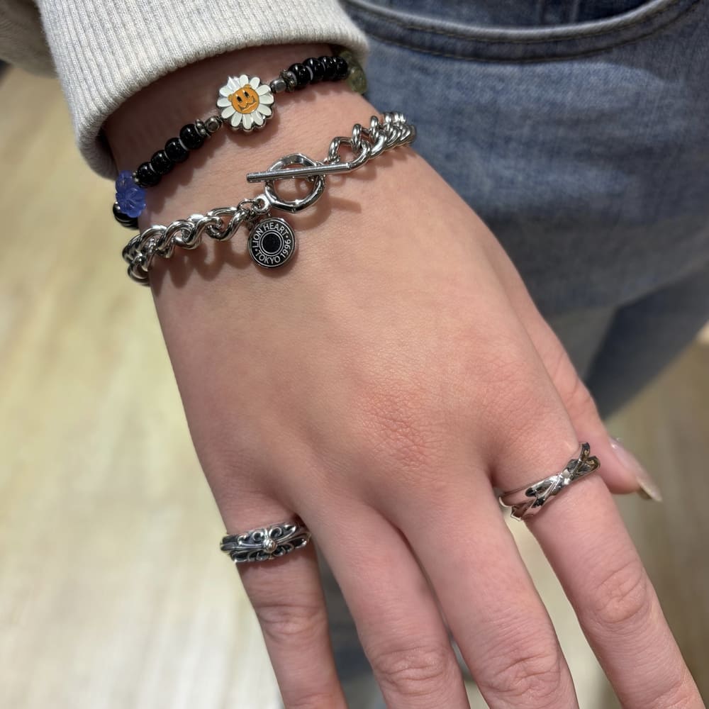シルバーブレスレット、ビーズブレスレット、シルバーリング着用画像｜メンズアクセサリーブランドLION HEART（ライオンハート）のレディーススタッフコーディネート。