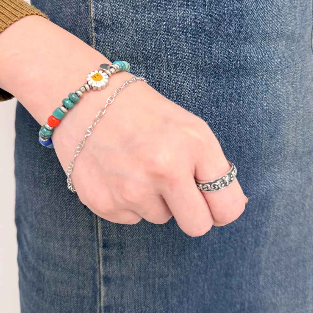 シルバーブレスレット、シルバーリング、ビーズブレスレット着用画像|メンズアクセサリーブランドLION HEART(ライオンハート)のレディーススタッフコーディネート。