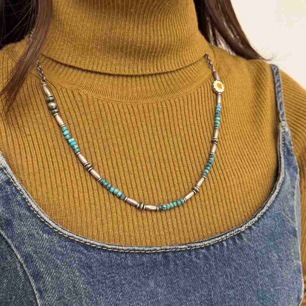 シルバーネックレス着用画像｜メンズアクセサリーブランドLION HEART（ライオンハート）のレディーススタッフコーディネート。