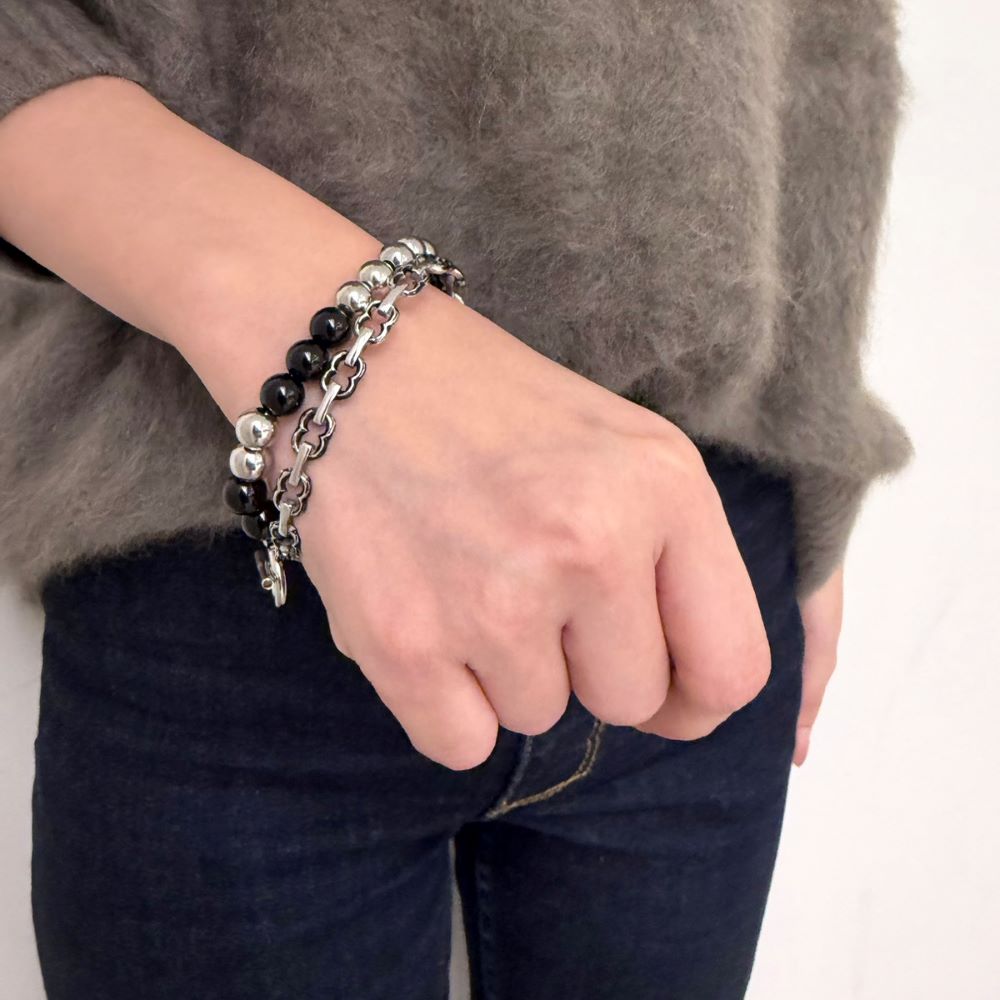 シルバーブレスレット、シルバーリング着用画像｜メンズアクセサリーブランドLION HEART（ライオンハート）のレディーススタッフコーディネート。