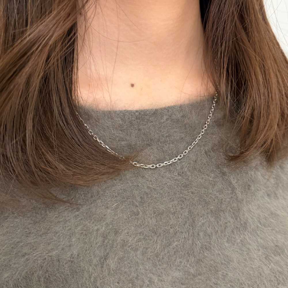 シルバーブレスレッシルバーネックレス着用画像｜メンズアクセサリーブランドLION HEART（ライオンハート）のレディーススタッフコーディネート。