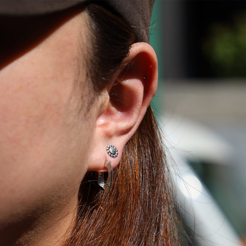 シルバーピアス着用画像｜メンズアクセサリーブランドLION HEART（ライオンハート）のメンズスタッフコーディネート。