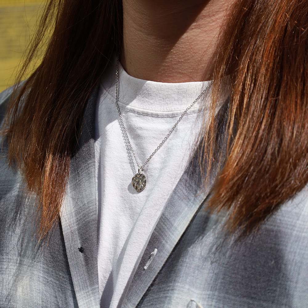 シルバーネックレス着用画像｜メンズアクセサリーブランドLION HEART（ライオンハート）のメンズスタッフコーディネート。