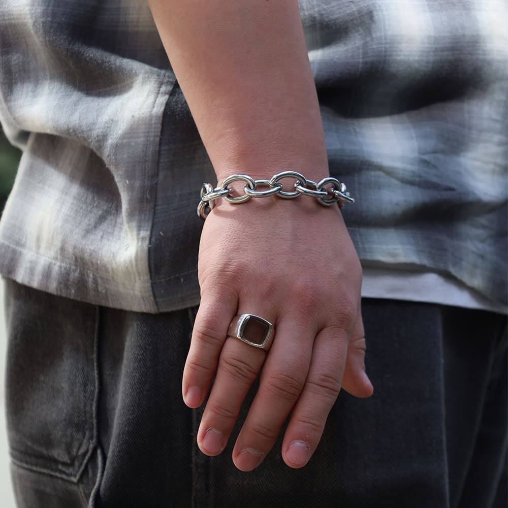 シルバーブレスレット、シルバーリング着用画像｜メンズアクセサリーブランドLION HEART（ライオンハート）のメンズスタッフコーディネート。