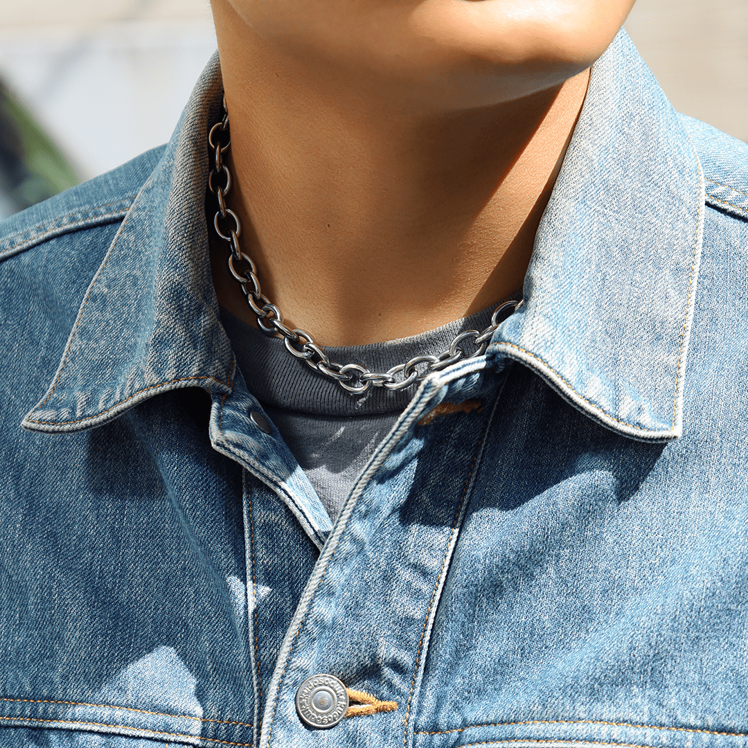 シルバーネックレス着用画像｜メンズアクセサリーブランドLION HEART（ライオンハート）のメンズスタッフコーディネート。