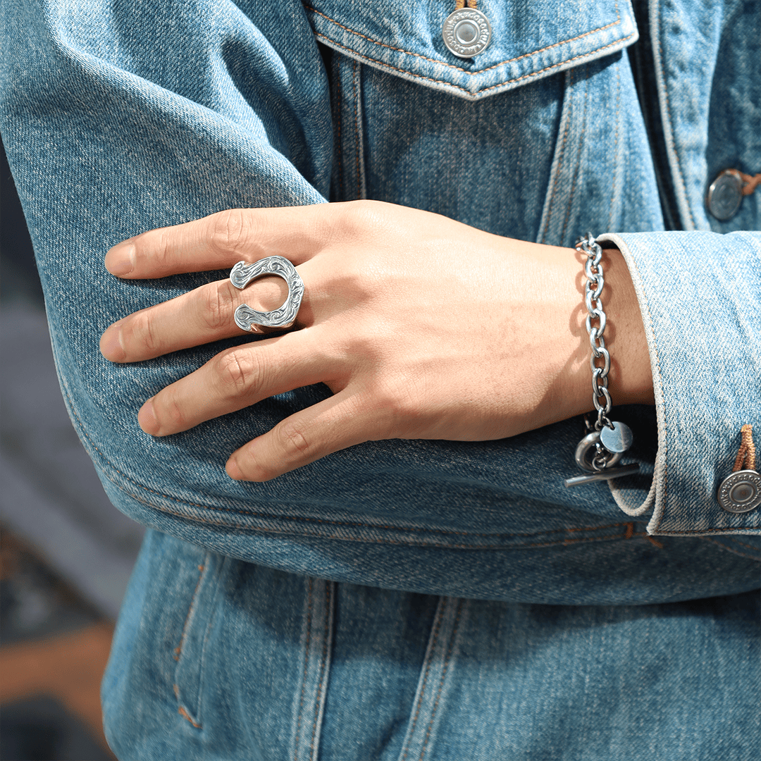 シルバーブレスレット、シルバーリング着用画像｜メンズアクセサリーブランドLION HEART（ライオンハート）のメンズスタッフコーディネート。