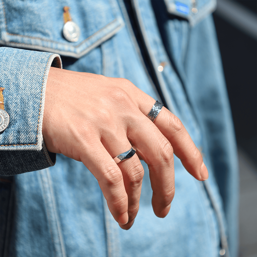 シルバーリング着用画像｜メンズアクセサリーブランドLION HEART（ライオンハート）のメンズスタッフコーディネート。