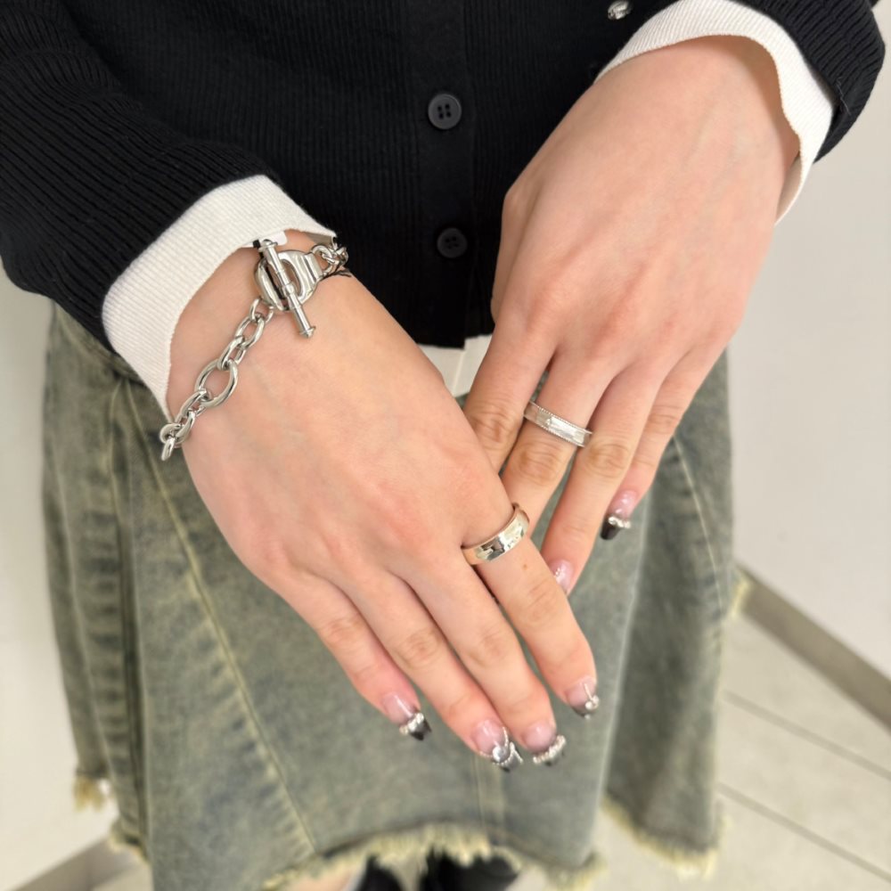 シルバーブレスレット、シルバーリング着用画像｜メンズアクセサリーブランドLION HEART（ライオンハート）のレディーススタッフコーディネート。