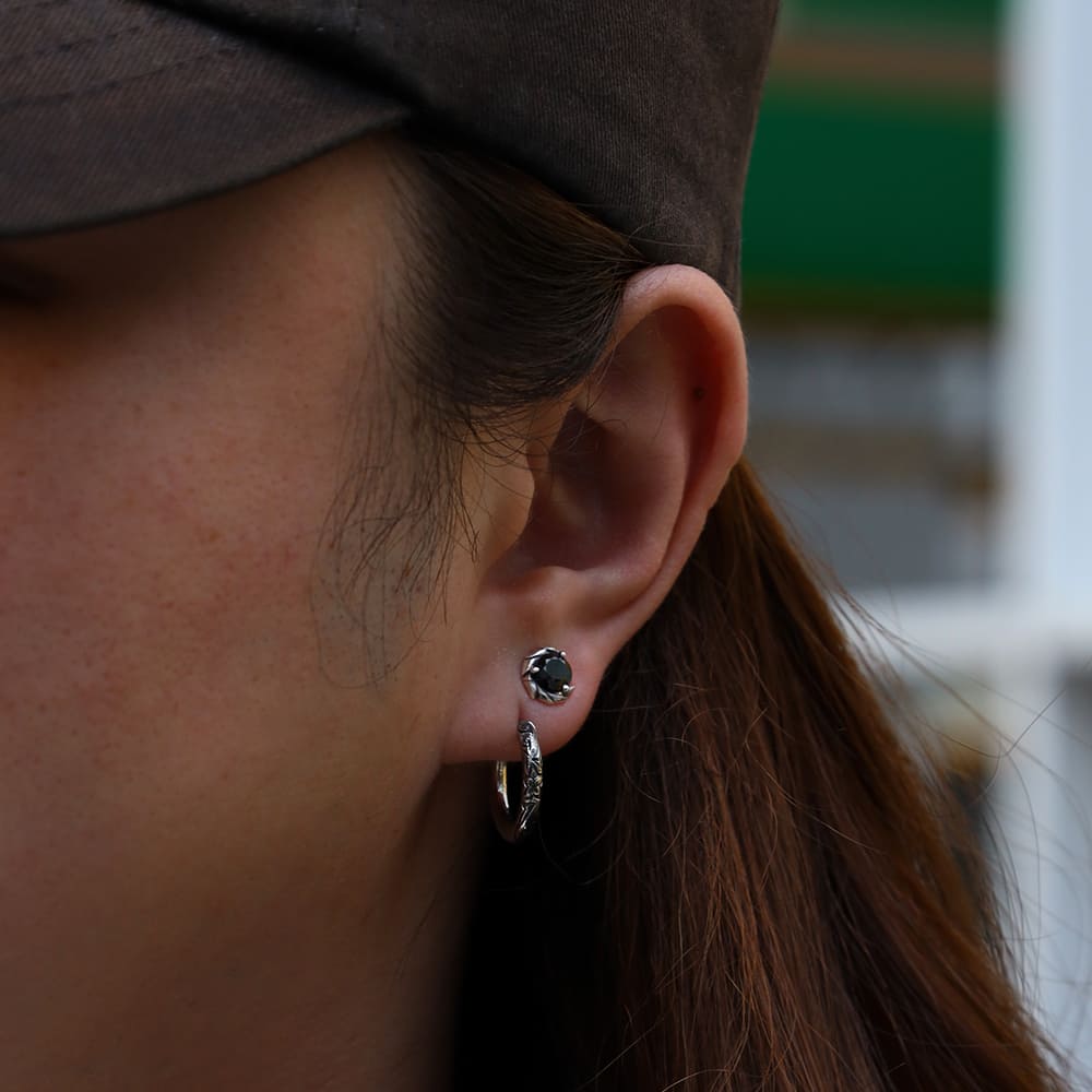 シルバーピアス着用画像｜メンズアクセサリーブランドLION HEART（ライオンハート）のメンズスタッフコーディネート。