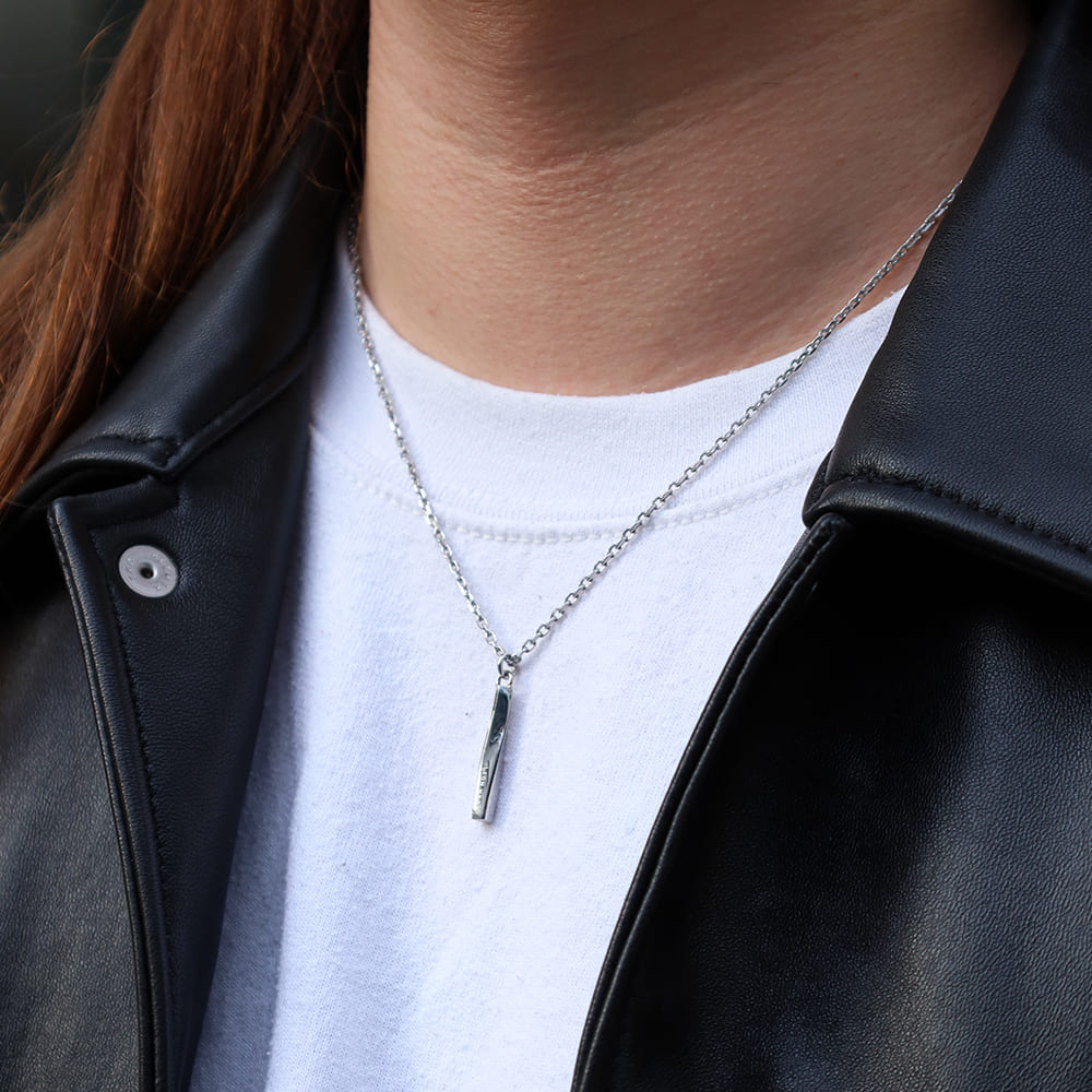 シルバーネックレス着用画像｜メンズアクセサリーブランドLION HEART（ライオンハート）のメンズスタッフコーディネート。