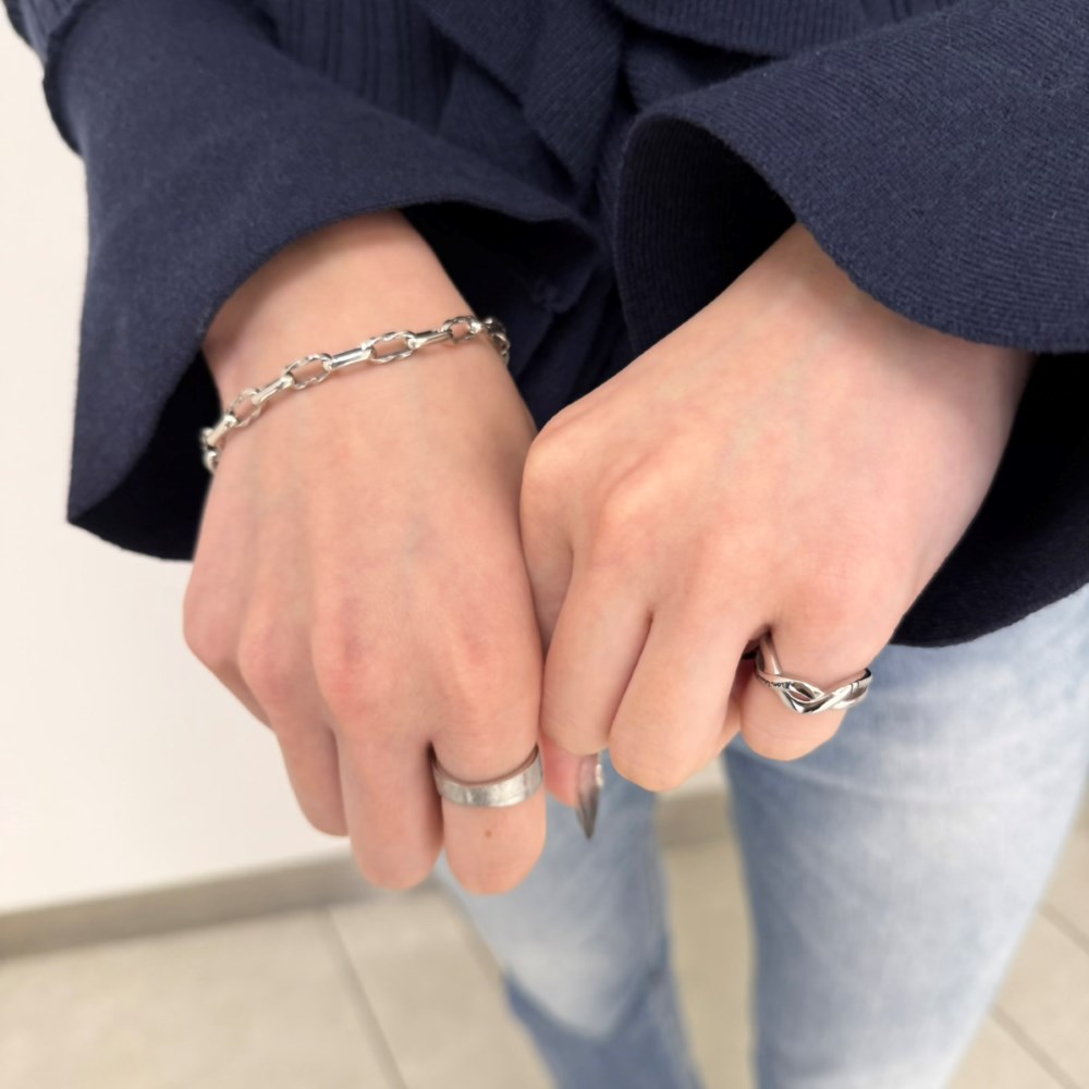 シルバーブレスレット、シルバーリング着用画像｜メンズアクセサリーブランドLION HEART（ライオンハート）のレディーススタッフコーディネート。