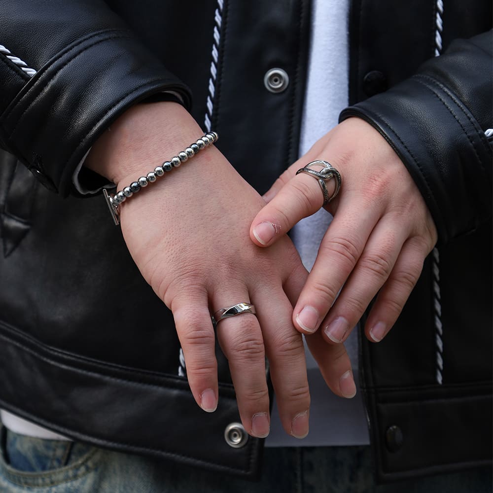シルバーブレスレット、シルバーリング着用画像｜メンズアクセサリーブランドLION HEART（ライオンハート）のメンズスタッフコーディネート。