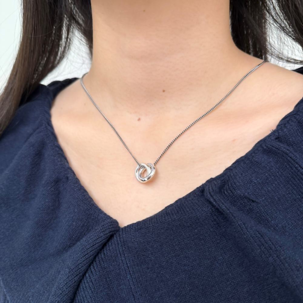 シルバーネックレス着用画像｜メンズアクセサリーブランドLION HEART（ライオンハート）のレディーススタッフコーディネート。