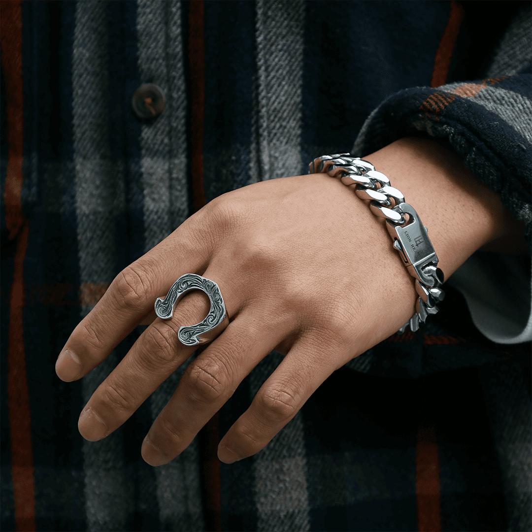 シルバーブレスレット、シルバーリング着用画像｜メンズアクセサリーブランドLION HEART（ライオンハート）のメンズスタッフコーディネート。