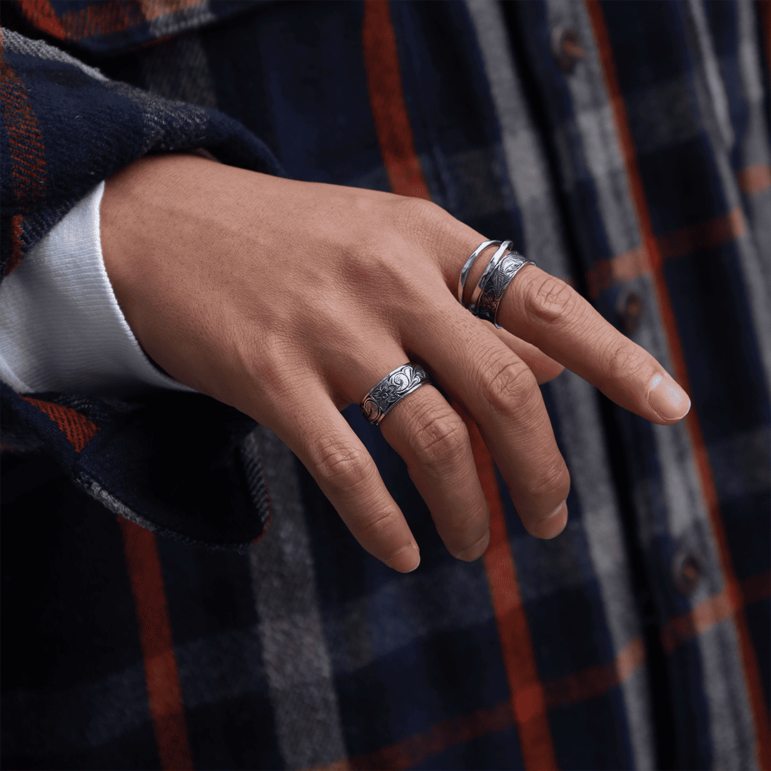 シルバーリング着用画像｜メンズアクセサリーブランドLION HEART（ライオンハート）のメンズスタッフコーディネート。