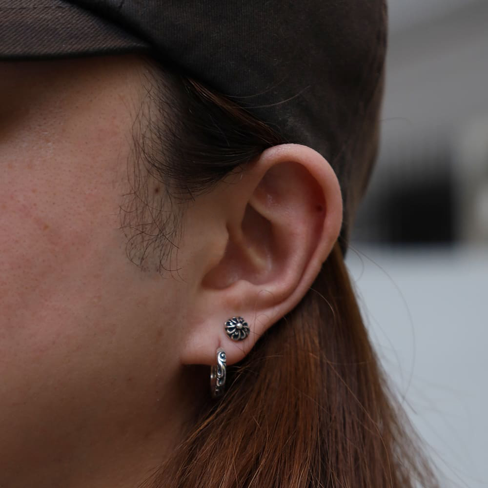 シルバーピアス着用画像｜メンズアクセサリーブランドLION HEART（ライオンハート）のメンズスタッフコーディネート。