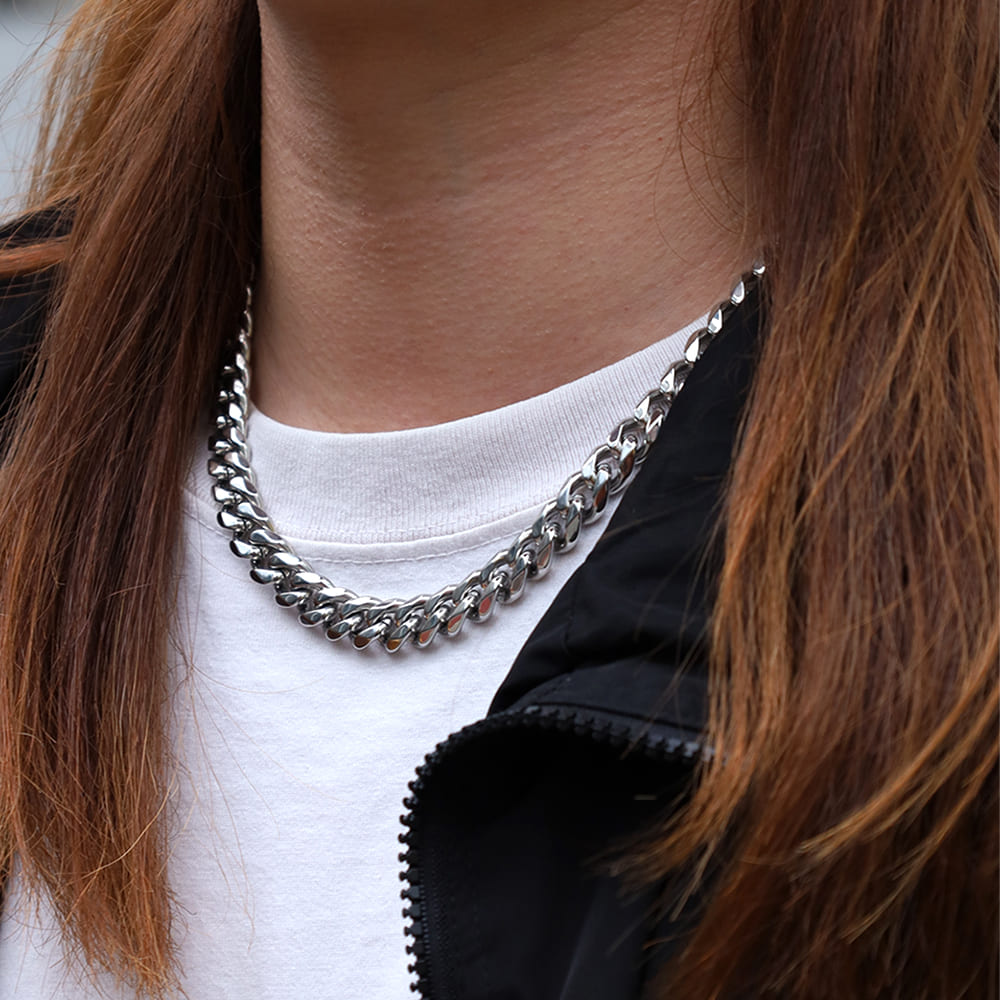 シルバーネックレス着用画像｜メンズアクセサリーブランドLION HEART（ライオンハート）のメンズスタッフコーディネート。