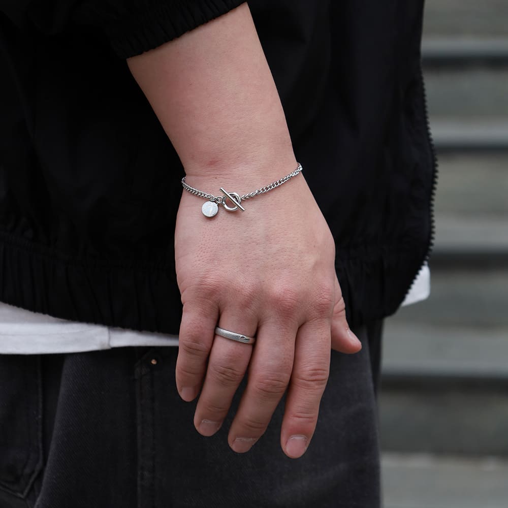 シルバーブレスレット、シルバーリング着用画像｜メンズアクセサリーブランドLION HEART（ライオンハート）のメンズスタッフコーディネート。