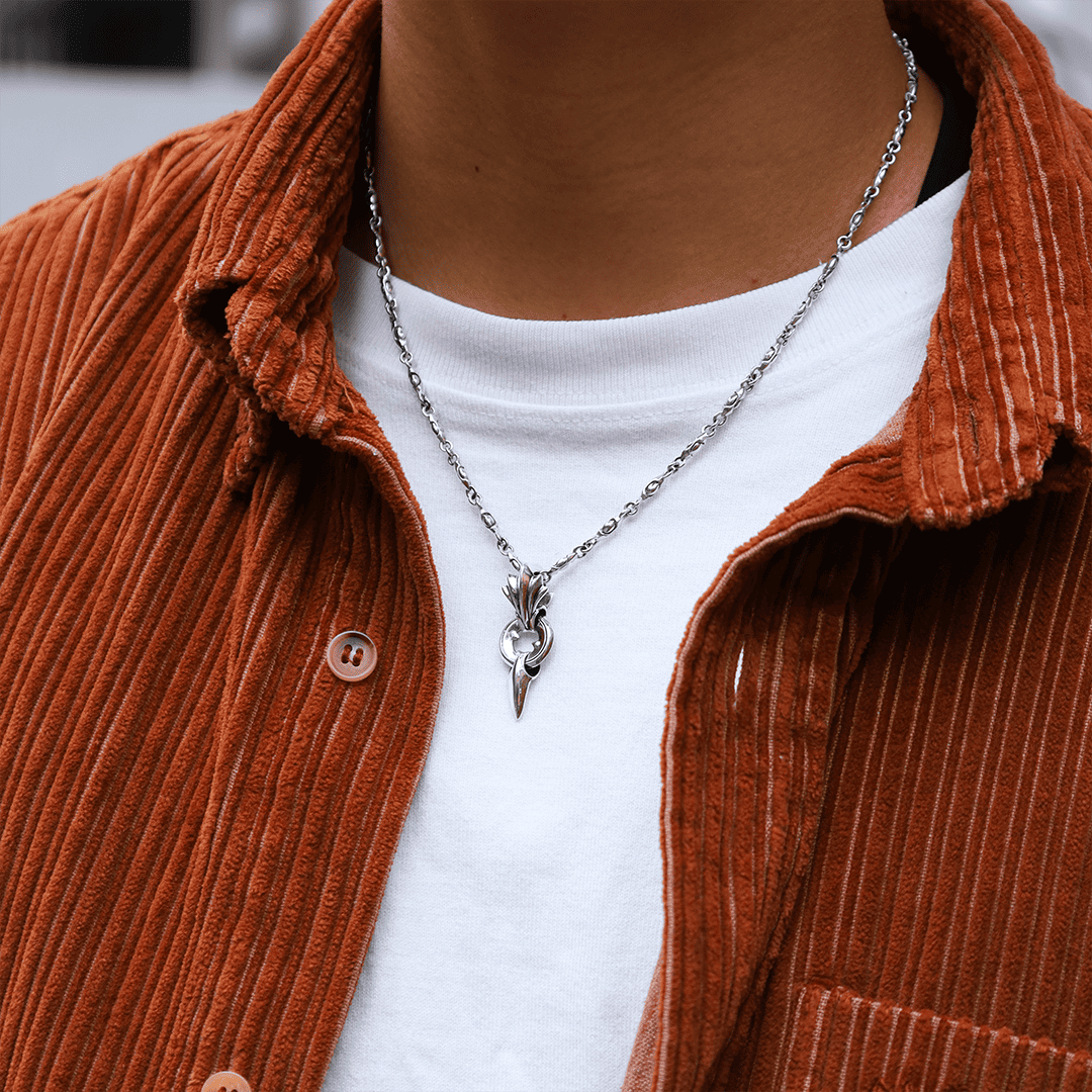 シルバーネックレス着用画像｜メンズアクセサリーブランドLION HEART（ライオンハート）のメンズスタッフコーディネート。