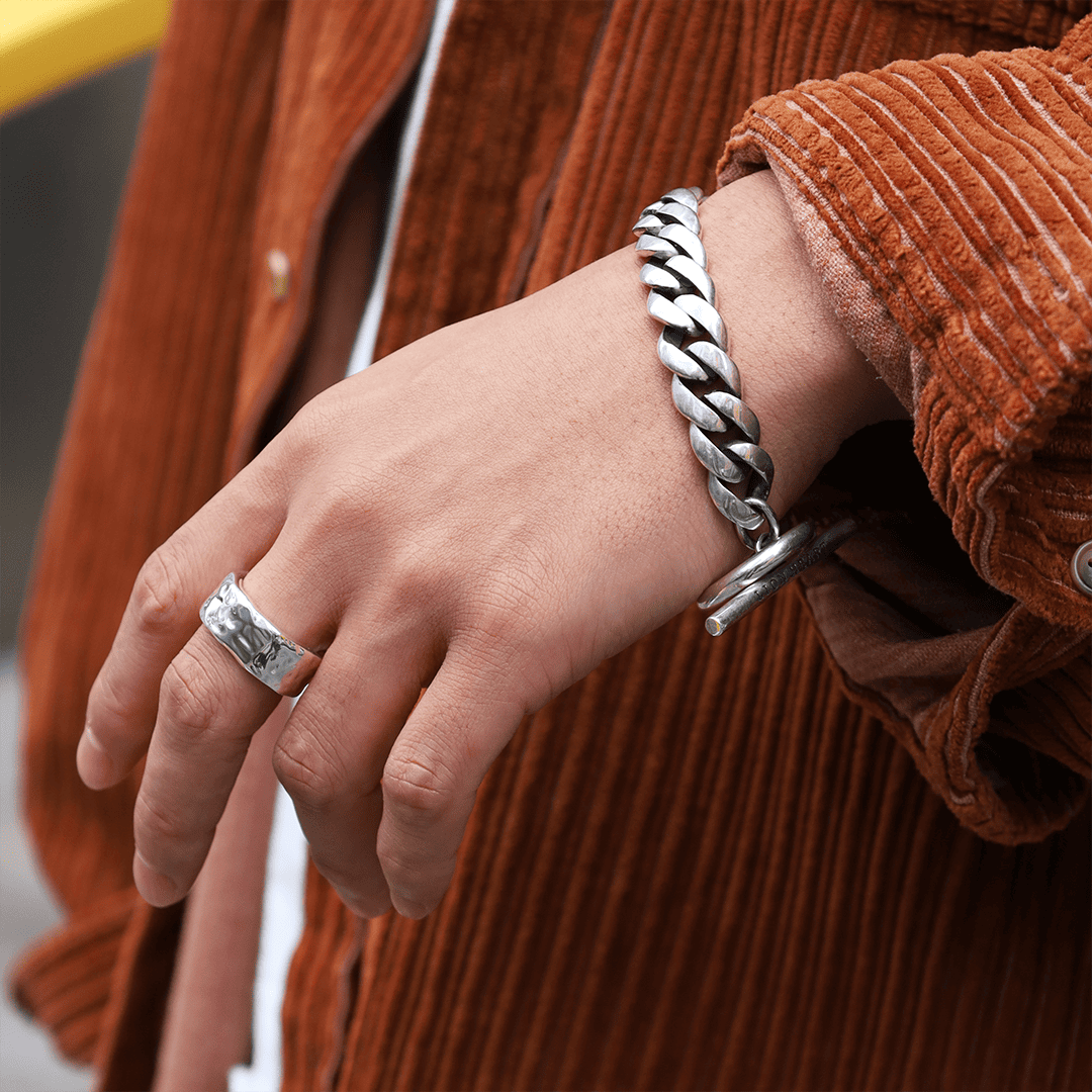 シルバーブレスレット、シルバーリング着用画像｜メンズアクセサリーブランドLION HEART（ライオンハート）のメンズスタッフコーディネート。