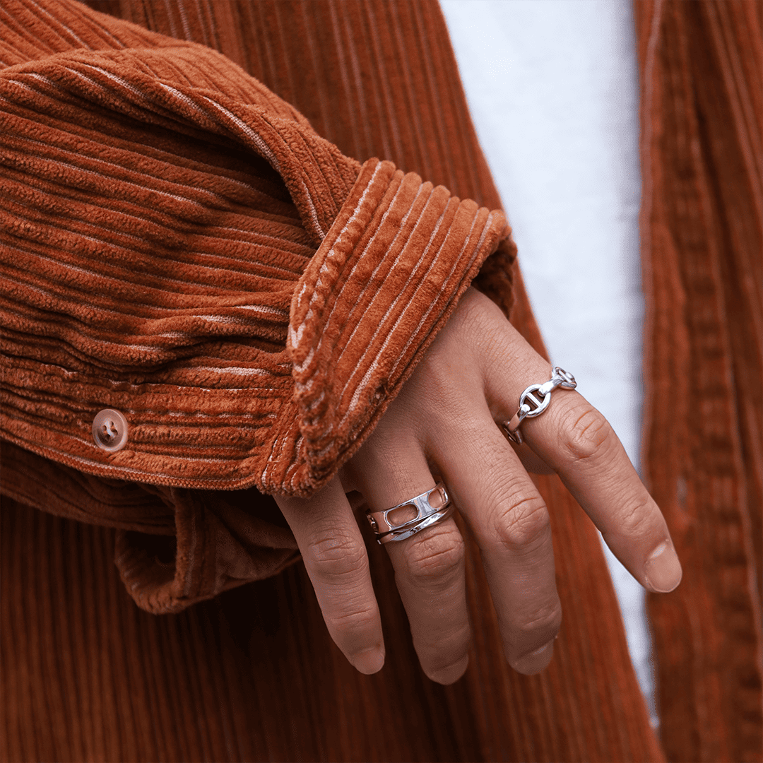 シルバーリング着用画像｜メンズアクセサリーブランドLION HEART（ライオンハート）のメンズスタッフコーディネート。