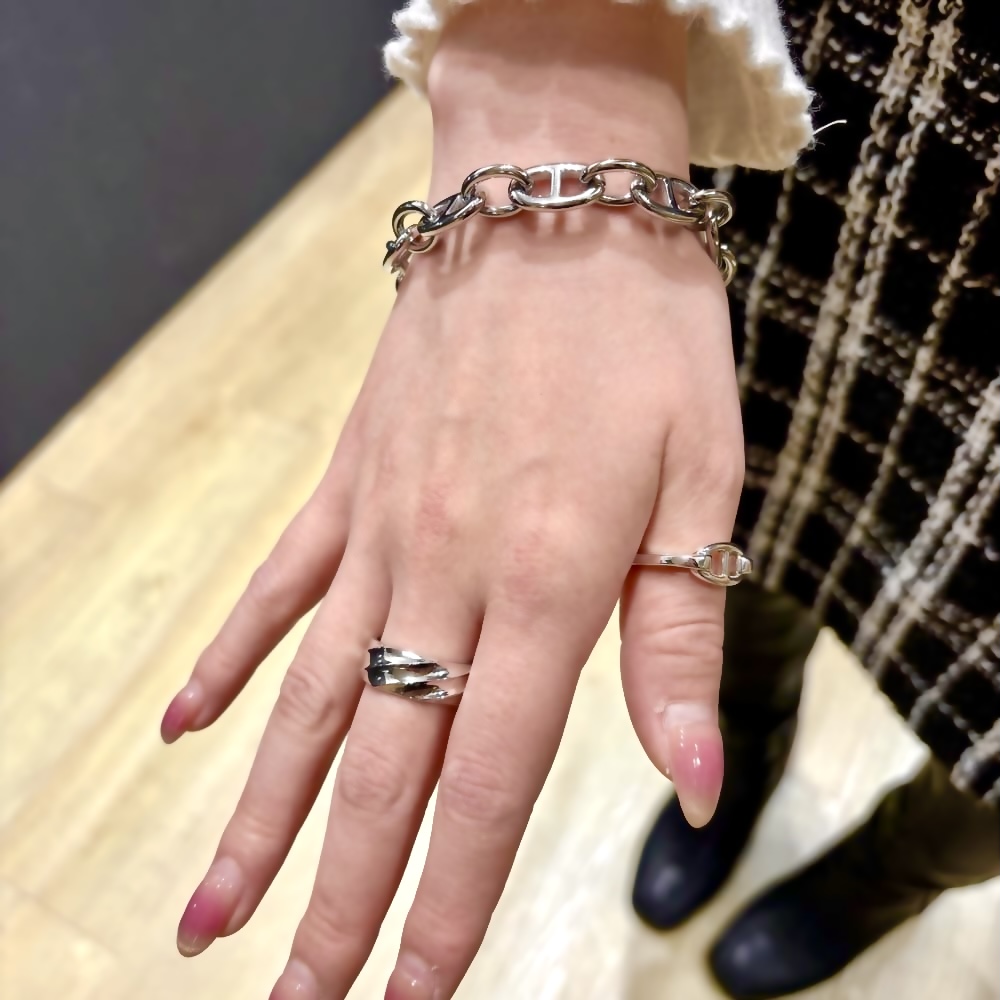 シルバーブレスレット、シルバーリング着用画像｜メンズアクセサリーブランドLION HEART（ライオンハート）のレディーススタッフコーディネート。