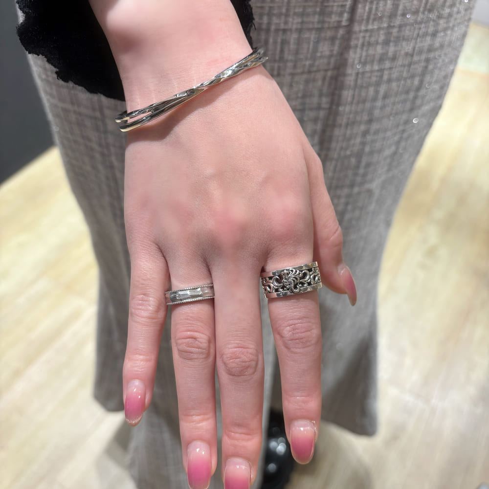 シルバーバングル、シルバーリング着用画像｜メンズアクセサリーブランドLION HEART（ライオンハート）のレディーススタッフコーディネート。