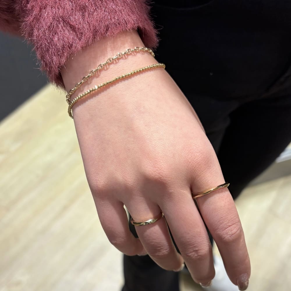 ゴールドブレスレット、ゴールドリング着用画像｜メンズアクセサリーブランドLION HEART（ライオンハート）のレディーススタッフコーディネート。