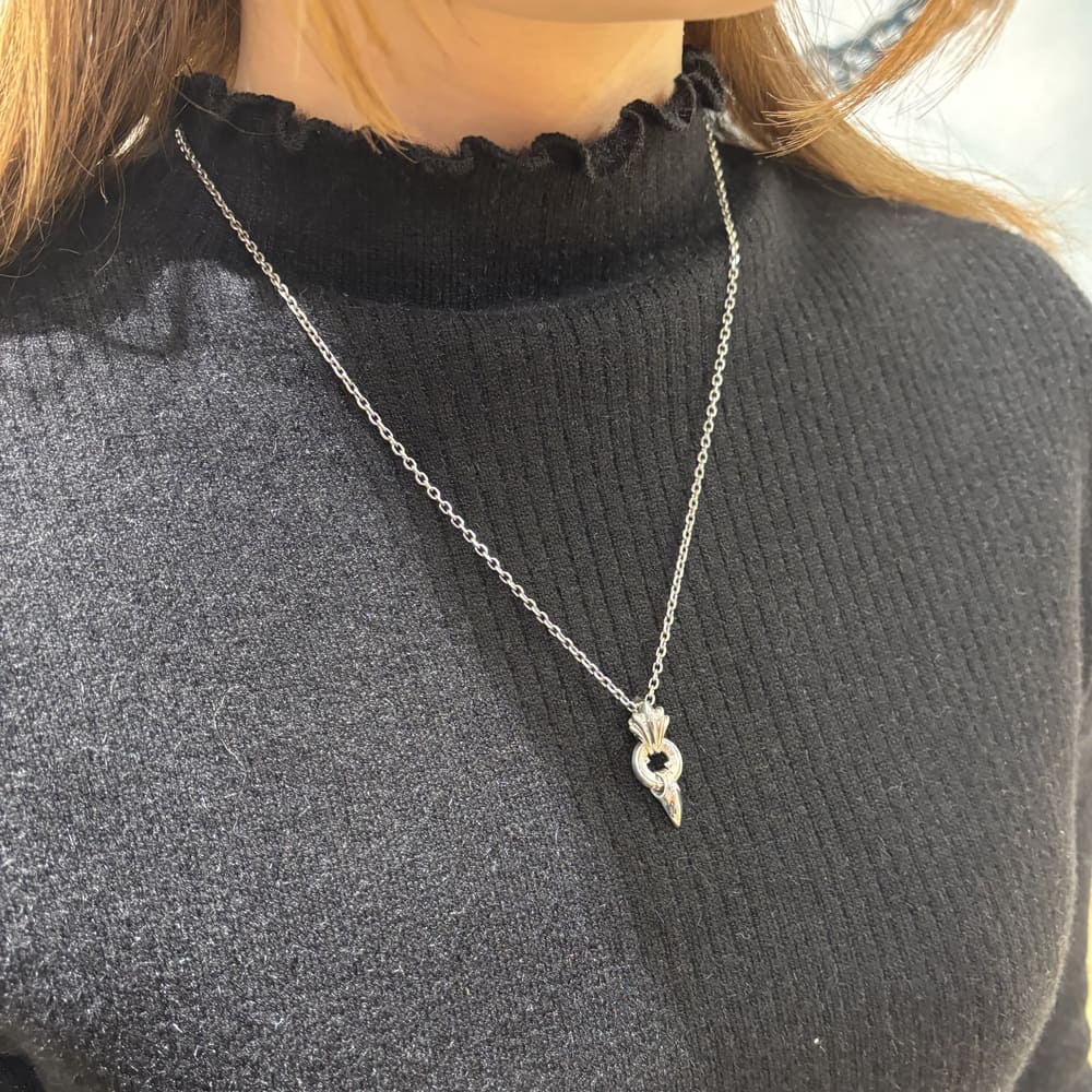 シルバーネックレス着用画像｜メンズアクセサリーブランドLION HEART（ライオンハート）のレディーススタッフコーディネート。