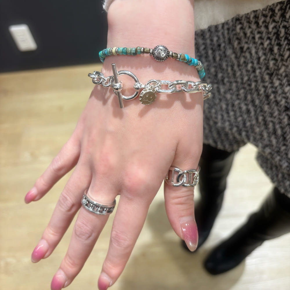 ビーズブレスレット、シルバーブレスレット、シルバーリング着用画像|メンズアクセサリーブランドLION HEART(ライオンハート)のレディーススタッフコーディネート。