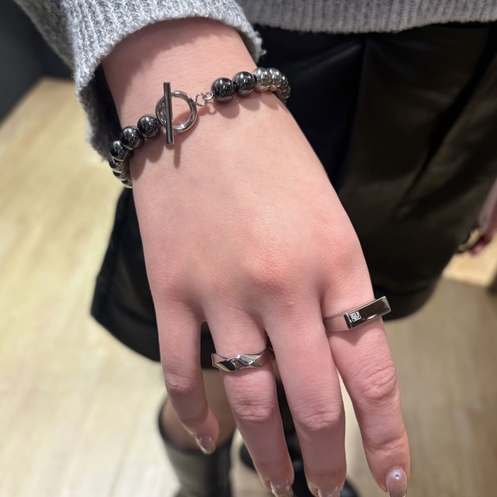 シルバーブレスレット、シルバーリング着用画像｜メンズアクセサリーブランドLION HEART（ライオンハート）のレディーススタッフコーディネート。